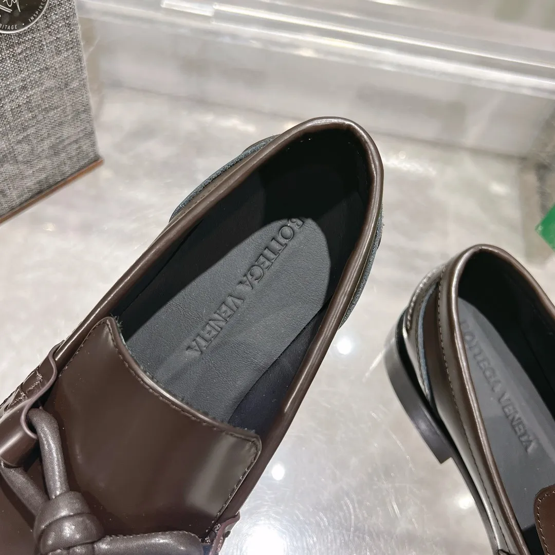 [BV] Top P: 860💰 Size: Female 35-39 (Female 40 custom-made) Male 39-44 (38.45 non-refundable) Bottega Veneta 2025 Autumn and Winter counter style! Small round toe loafers! Imported leather outsole! Imported open edge beaded cowhide! Solid color Niuli!  👉Click to buy: